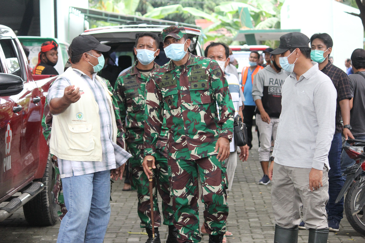 Danrem 073/MKT Kol Inf Ari Yulianto, S.I.P Cek Tanggul Dan Warga Yang Terdampak Banjir